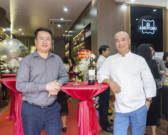 Phó Tổng giám đốc chuỗi Nhà hàng New Century Phạm Văn Tuấn và Phạm Tuấn Hải